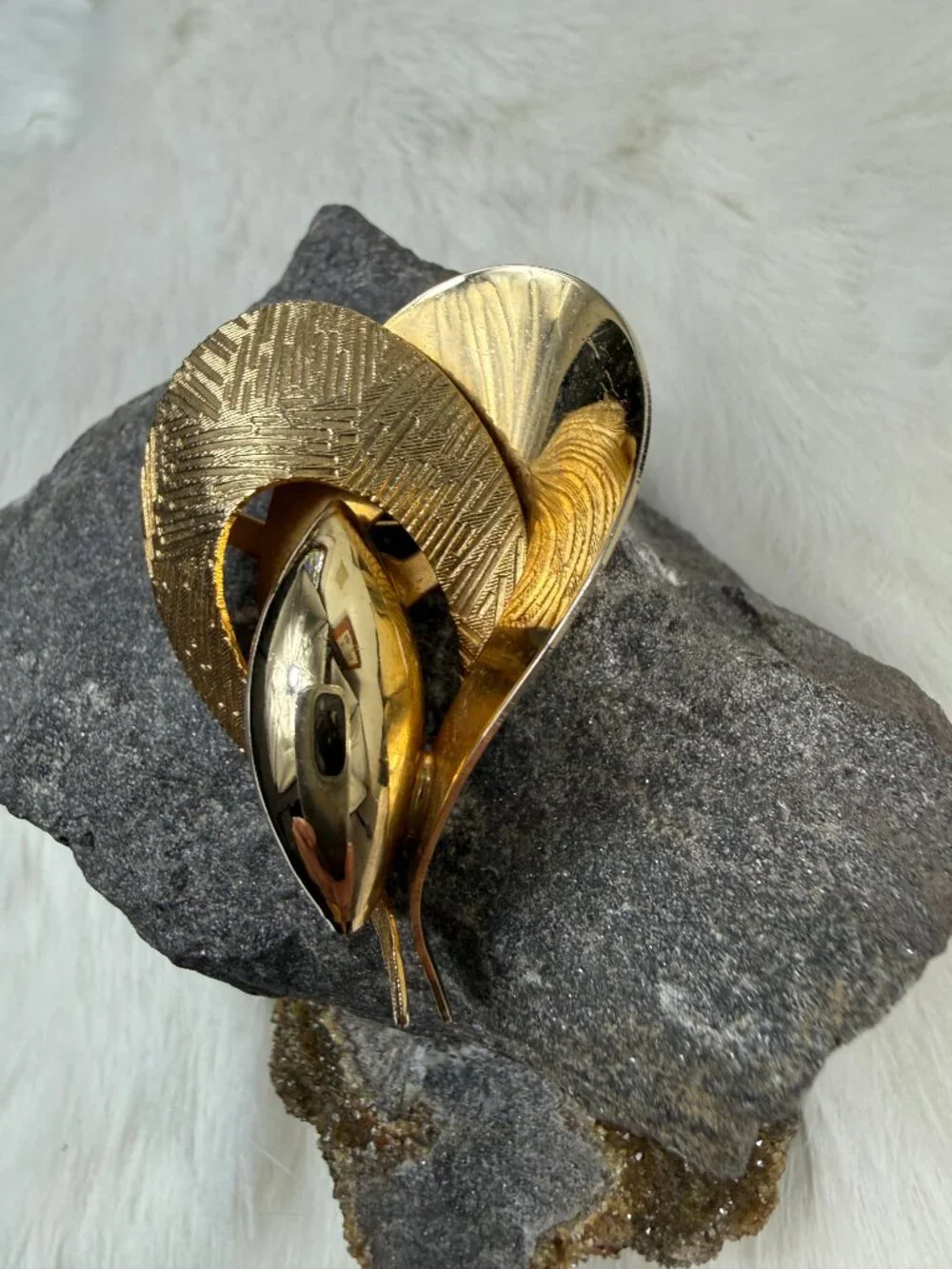 Vintage Textured Gold Tone Abstract Modernist Heart Brooch 2